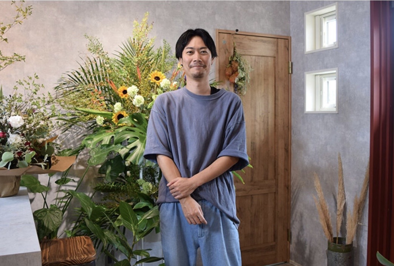 神田涼平 — 花と一緒に立つ姿