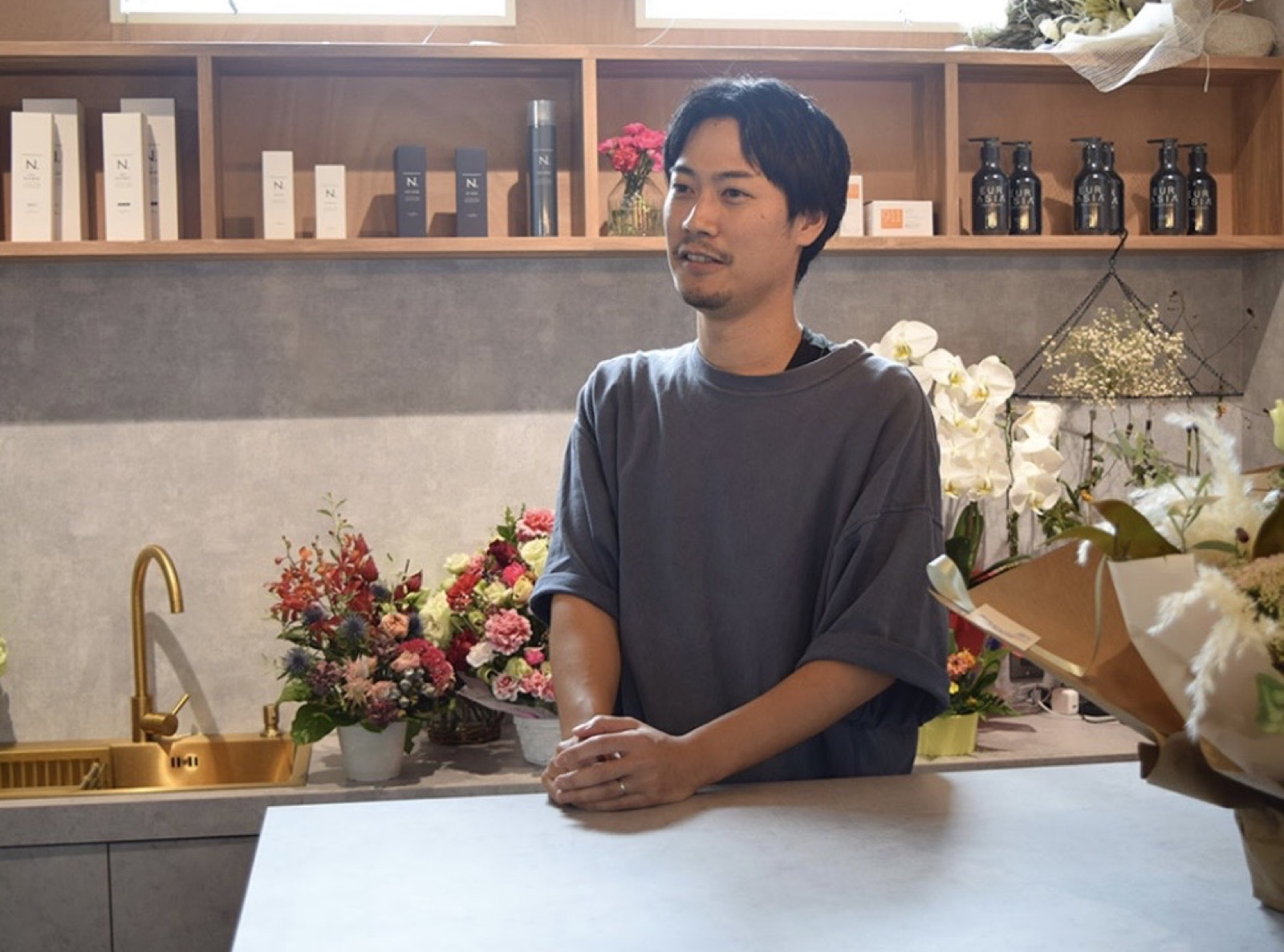 神田涼平 — カウンター越しのカジュアルな表情