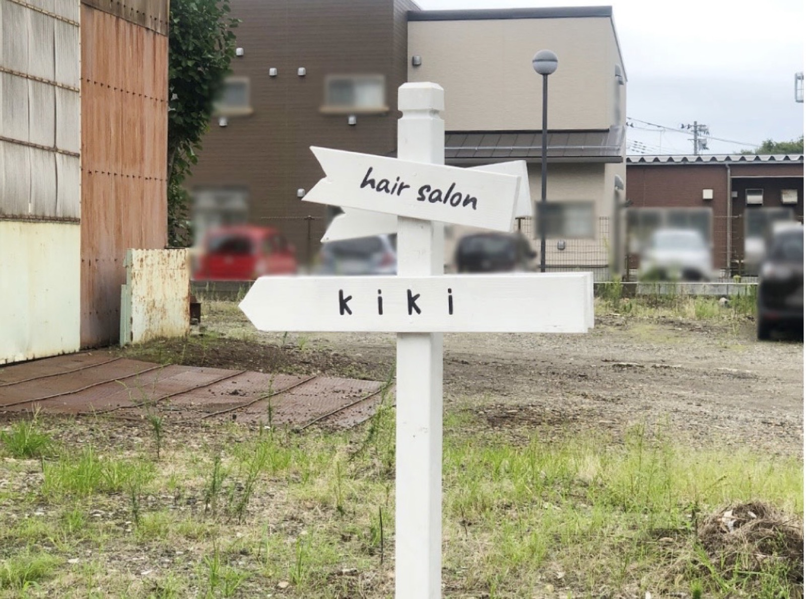 hair salon kiki 手書き矢印看板